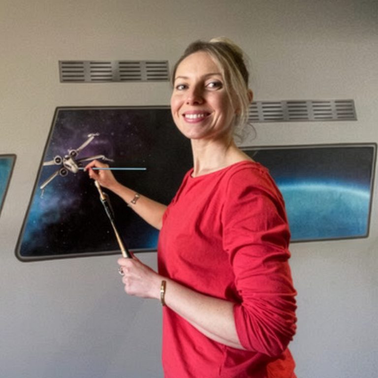 Sourya Perret peignant la fresque Star wars. https://illusions-murales.com/